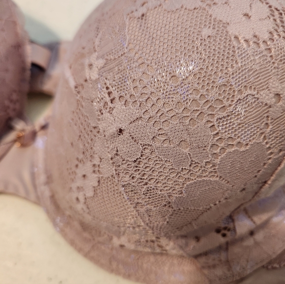 Victoria Secret 38DD - Picture 3 of 8